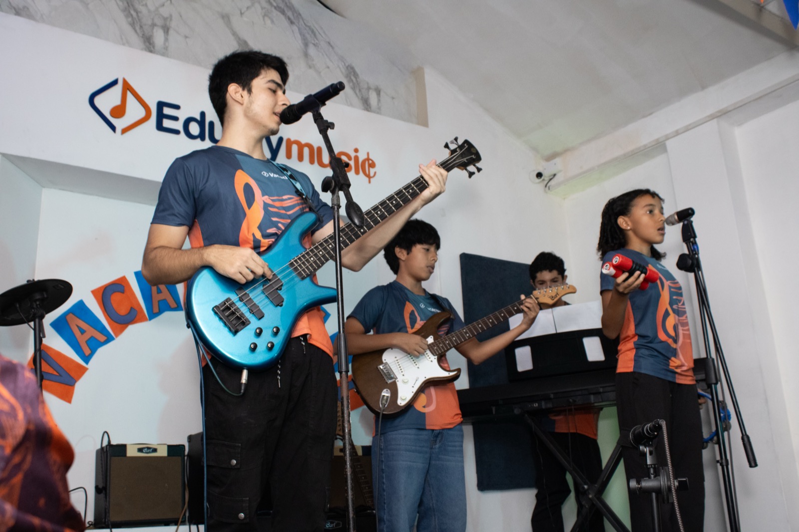Alumno de Edumymusic tocando en vivo en concierto trimestral
